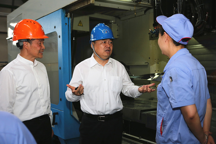 郝鹏与365英国上市集团一线生产人员深入交流 郝鹏与365英国上市集团一线生产人员深入交流